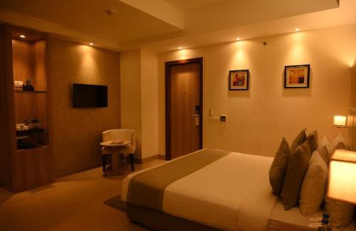 Lake Town Hotel | The Maureen