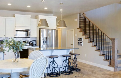Washington Fields House | The Maverick|Resort Amenities, PlayStation, Grill, and more!