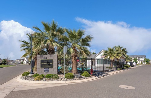Washington Fields House | The Maverick|Resort Amenities, PlayStation, Grill, and more!