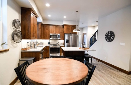 McCall House | THE MCCALL HIDEAWAY - Cozy Downtown Retreat