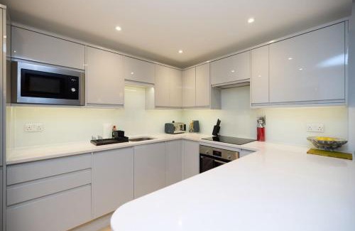 Fulham Apartment | The Melbray Gem - 2BDR Apartment with Courtyard