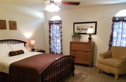 Grapevine Cottage | 'The Merlot House' Near Historic Grapevine-Family friendly-great location!