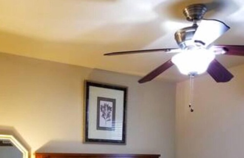 Grapevine Cottage | 'The Merlot House' Near Historic Grapevine-Family friendly-great location!