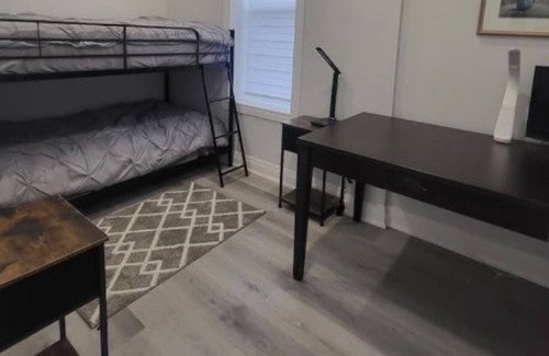 Niagara Falls House | The Merlot w/hot tub - 5 mins from downtown Niagara Falls