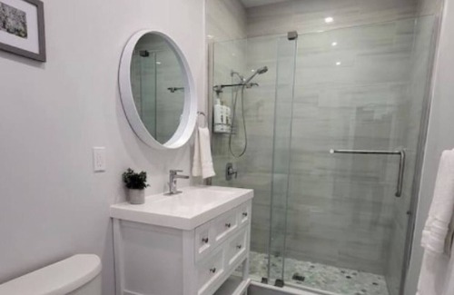 Niagara Falls House | The Merlot w/hot tub - 5 mins from downtown Niagara Falls
