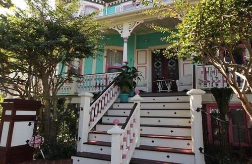 Cape May Apartment | The Merry Widow! 2 BR/1 BA suite located one block to the beach and steps to The Washington Street Mall. Sleeps 6.