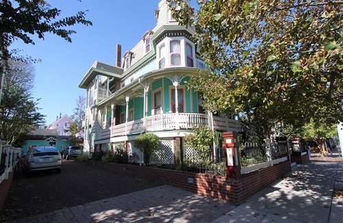 Cape May Apartment | The Merry Widow! 2 BR/1 BA suite located one block to the beach and steps to The Washington Street Mall. Sleeps 6.