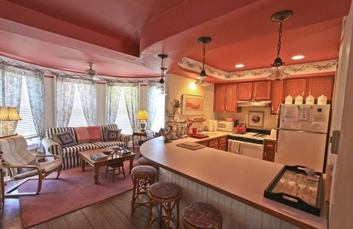 Cape May Apartment | The Merry Widow! 2 BR/1 BA suite located one block to the beach and steps to The Washington Street Mall. Sleeps 6.