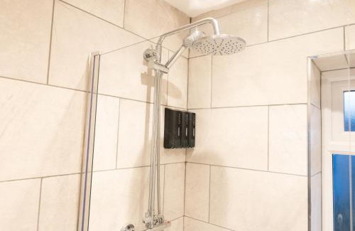 Newport House | The Mews, Amazing Newport 2 BR, Excellent location, Parking, Perfect for Contractors
