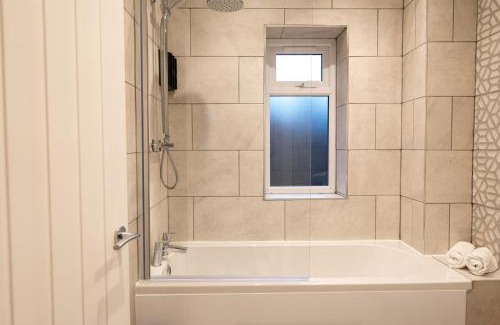 Newport House | The Mews, Amazing Newport 2 BR, Excellent location, Parking, Perfect for Contractors