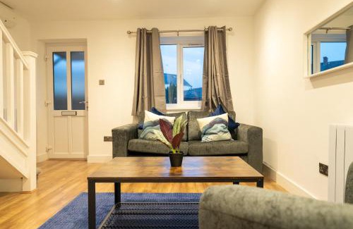 Newport House | The Mews, Amazing Newport 2 BR, Excellent location, Parking, Perfect for Contractors