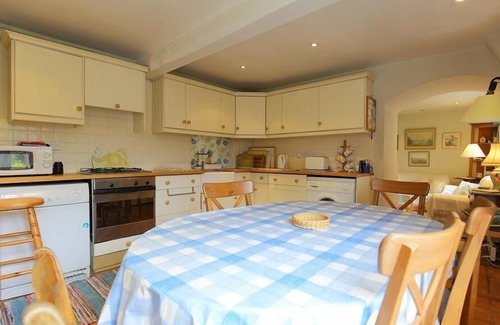 Tisbury Cottage | THE MEWS COTTAGE, pet friendly, with open fire in Tisbury, Near Bath