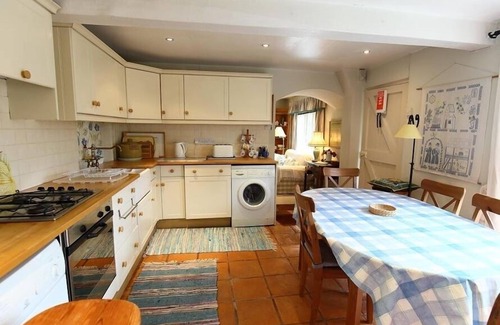 Tisbury Cottage | THE MEWS COTTAGE, pet friendly, with open fire in Tisbury, Near Bath