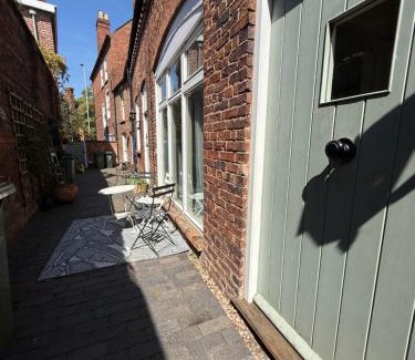 Worcester House | The Mews - Worcester City - House - Gated - Self Check In - Free WIFI - 2 Doubles - TVs in bedrooms - Sleeps 6 - Free Nearby Parking