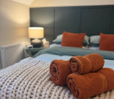 Worcester House | The Mews - Worcester City - House - Gated - Self Check In - Free WIFI - 2 Doubles - TVs in bedrooms - Sleeps 6 - Free Nearby Parking