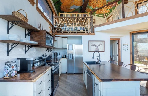 Wildwood House | The Mighty Sycamore Treehouse at Treetop Escapes!