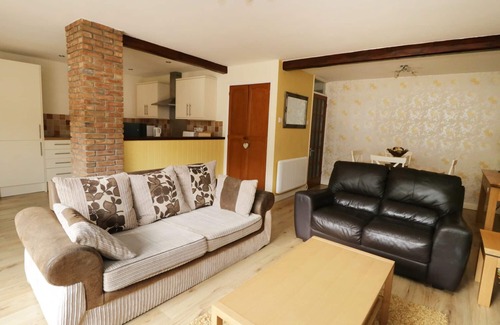 Storwood Cottage | THE MILKING PARLOUR, family friendly, with a garden in York