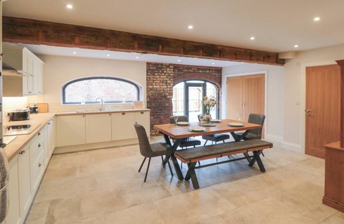 Holme Cottage | THE MILL HOUSE, pet friendly, with hot tub in Thirsk