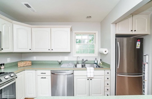 Lynchburg House | The Mimosa | Family Friendly, 2 King Bds, Big Yard
