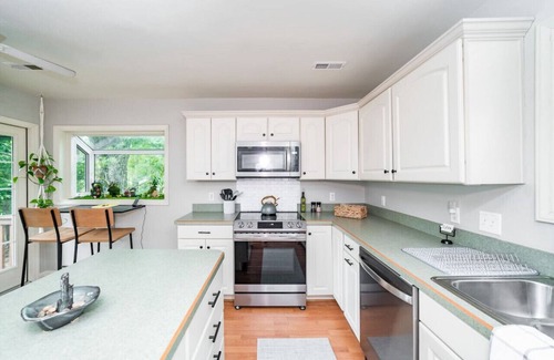 Lynchburg House | The Mimosa | Family Friendly, 2 King Bds, Big Yard
