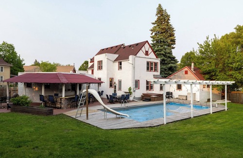 St. Anthony Park House | THE "MINNE" CASTLE~Pool~Hot tub~Bar~Sauna~Arcade!