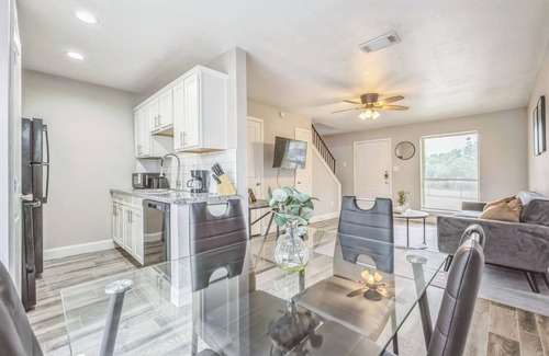 South Arlington Apartment | The Mirage 247 I Comfy 2 Bed 1.5 Bath