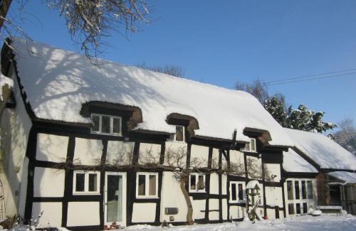 Moreton Bed & Breakfast | THE MOATS - CODDINGTON A small private thatched cottage B&B located in quiet countryside between Ledbury and Malvern - convenient for the Malvern Three Counties Showground and 5 miles from excellent shops restaurants and Ledbury Poetry Festival