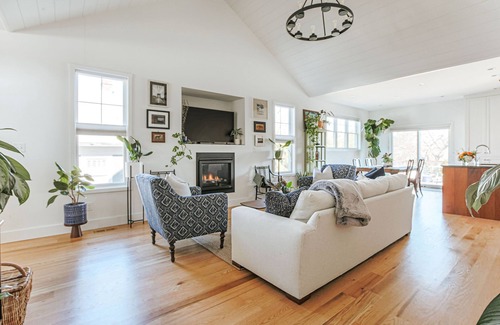 Woolen Mills House | The Modern at Woolen Mills: Downtown/Dog Friendly!