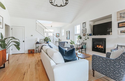 Woolen Mills House | The Modern at Woolen Mills: Downtown/Dog Friendly!