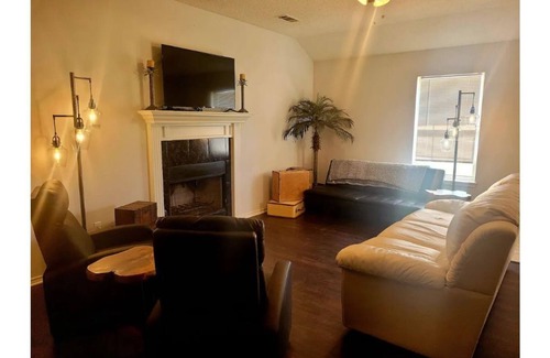Lubbock House | The Modern Traveler - Cozy and Quiet