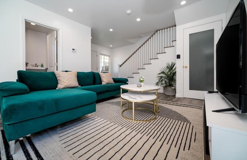 Inglewood House | The Modernist - 3bd,3bath Whole House! - Comfortable, Modern Interior - 5 Min from LAX and SOFI Stadium!