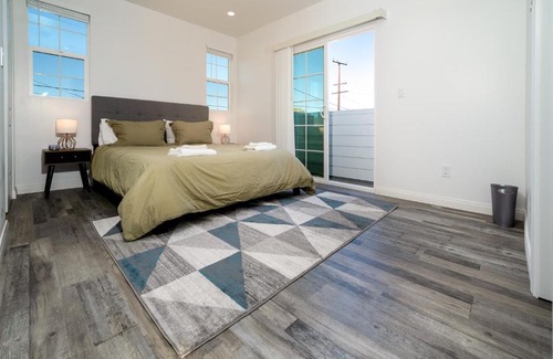 Inglewood House | The Modernist - 3bd,3bath Whole House! - Comfortable, Modern Interior - 5 Min from LAX and SOFI Stadium!