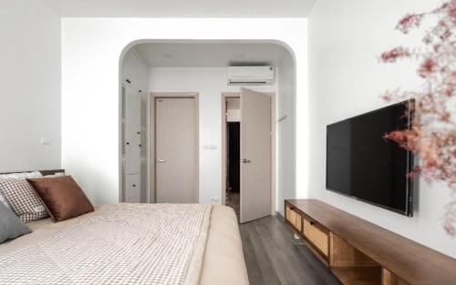 Hai Ba Trung Apartment | The Moonstone Haven Hanoi-Elegant Stay with Rooftop Pool & Elevator-Near Old Quarter
