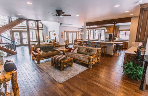 Leavenworth House | The Moose River House - Spacious Riverfront Home/Close to town/Heated Pool