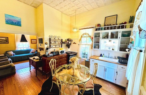 Chappell Hill Cottage | The Most 5 Star Reviews in Town ~ Circa 1900 ~ Private ~ Romantic ~ Pond ~ Fence