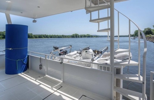 Mid Beach Boat Rental | The most amazing 72’ Yacht with 8 person hot tub.