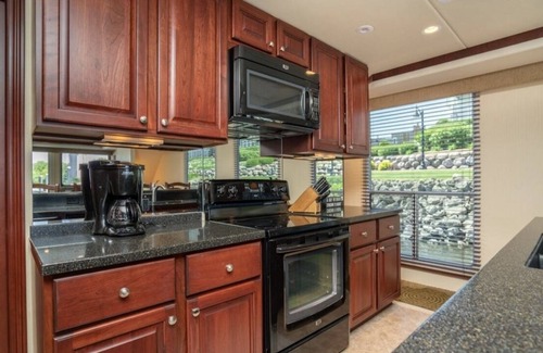 Mid Beach Boat Rental | The most amazing 72’ Yacht with 8 person hot tub.