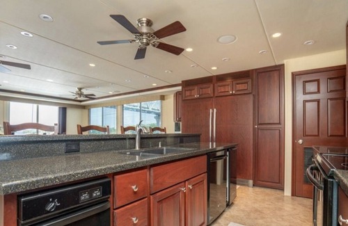 Mid Beach Boat Rental | The most amazing 72’ Yacht with 8 person hot tub.