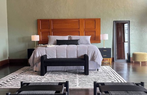 Marshall Apartment | THE MOST BEAUTIFUL SUITE IN HISTORICAL DOWNTOWN MARSHALL, WITH ALL THE AMENITIES