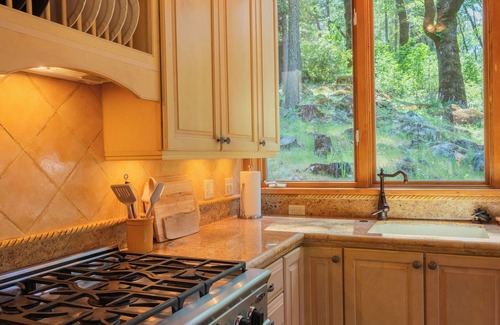 Nevada City Cabin | The Most Romantic Creekside Cabin - with Hot Tub and Privacy