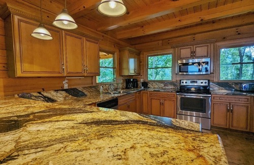 Ridgewood Estates Cabin | The Mountain House -Premium Mountain Retreat with Hot Tub and Stunning Views Pet