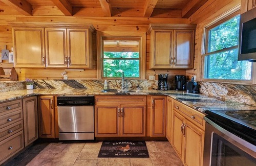 Ridgewood Estates Cabin | The Mountain House -Premium Mountain Retreat with Hot Tub and Stunning Views Pet