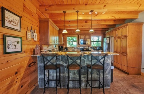 Ridgewood Estates Cabin | The Mountain House -Premium Mountain Retreat with Hot Tub and Stunning Views Pet