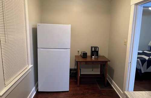 Mount Carbon Apartment | “The Mountain View” is a welcoming apartment with AC in charming Boomer by river