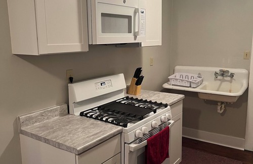 Mount Carbon Apartment | “The Mountain View” is a welcoming apartment with AC in charming Boomer by river