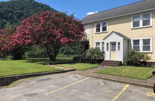 Mount Carbon Apartment | “The Mountain View” is a welcoming apartment with AC in charming Boomer by river