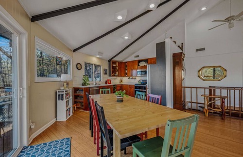 Berkeley Springs House | The Mountaintop Treehouse | Wifi | Game room | Fire Ring | BBQ Grill | Deck View