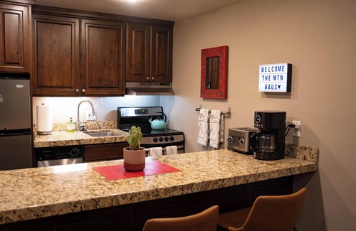 North Park City Condo | The MTN Haus, Charming 2-bedroom condo 1 Steps away from Park City Resort