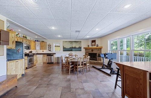 Valois House | The Munny Pit- Keuka Lake East Side Gem