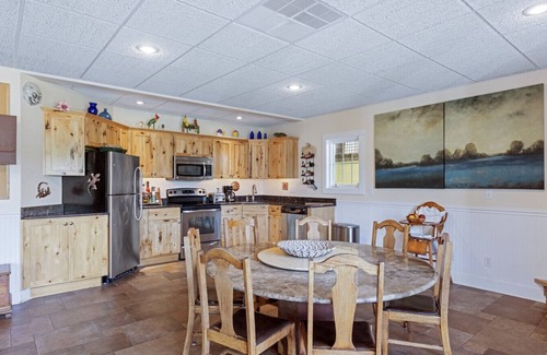 Valois House | The Munny Pit- Keuka Lake East Side Gem